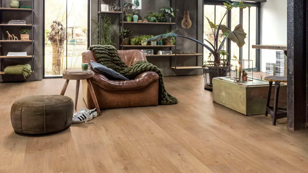 Parketreus sfeer interieur met pvc vloer- woonkamer met lichte pvc vloer