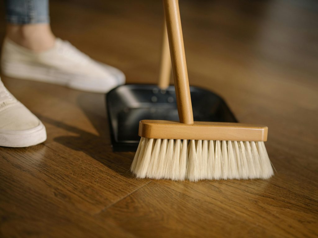 houten vloer reinigen met bezem voor dagelijks onderhoud